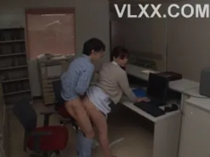 Chơi em nhà đối diện qua lỗ chó