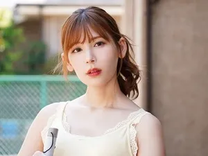 Một cô gái có khí chất hoàng gia, mặc tất trắng, nhảy múa và khoe dáng, mặc tất đen, mát-xa và thoa dầu, và ngâm cơ thể bằng sữa chua Amul...